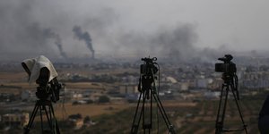 Κάμερες καταγράφουν μαύρο καπνό