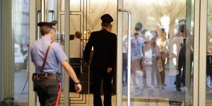 Καραμπινιέρι μπαίνει σε κτίριο