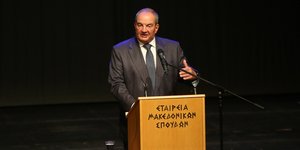 Ο Κ. Καραμανλής στο βήμα της Ενωσης Μακεδονικών Σπουδών