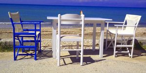 ασπρες μπλε καρεκλες