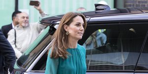 Η Κέιτ Μίντλετον με πράσινο φόρεμα περπατά στον δρόμο