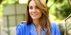 Η Κέιτ Μίντλετον με παραδοσιακό μπλε ένδυμα του Πακιστάν