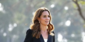 Η Κέιτ Μίντλετον με μαύρο ρούχο περπατά