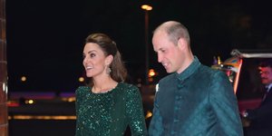 Η Κέιτ Μίντλετον με σμαραγδένια τουαλέτα και ο πρίγκιπας Γουίλιαμ με παραδοσιακό sherwani.