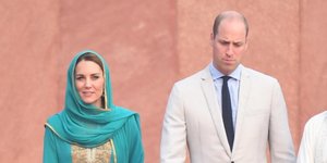 Κέιτ Μίντλετον με μαντίλα και ο πρίγκιπας Γουίλιαμ με κοστούμι