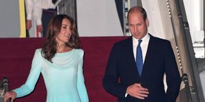 Κέιτ Μίντλετον και πρίγκιπας Ουίλιαμ κατεβαίνουν από το αεροσκάφος 