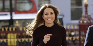Η Κέιτ Μίντλετον περπατά χαμογελαστή στον δρόμο