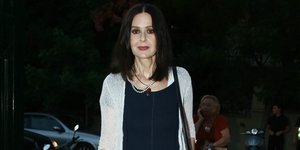 Η Κάτια Δανδουλάκη με λευκή ζακέτα