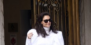 Η Κέιτι Χολμς περπατά στον δρόμο