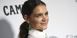 Η Κέιτι Χολμς χαμογελά στην κάμερα