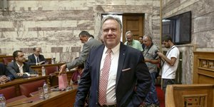 Ο Γιώργος Κατρούγκαλος περπατάει εντός της Βουλής