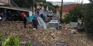 Αυτοκίνητα θάφτηκαν κάτω από λάσπη στην Κεφαλονιά