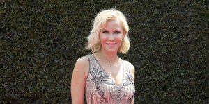 Η Κέλι Λανγκ με ασημένιο φόρεμα