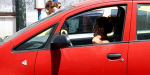 Απαγορεύεται ρητά η χρήση κινητού τηλεφώνου κατά την οδήγηση