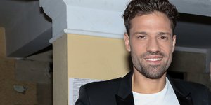 Ο Κωνσταντίνος Αργυρός με μαύρο σακάκι