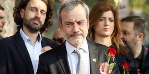 Δήμαρχος Θεσσαλονίκης με κόκκινα τριαναταφυλλα