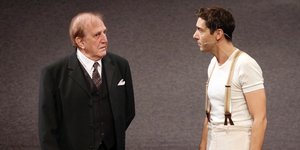 Ο Γιώργος Κωνσταντίνου μαζί με τον Κωνσταντίνο Ασπιώτη στη σκηνή