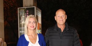 Η Χριστίνα Κοντοβά με μπλε φούστα και μπλε ζακέτα με τον Τζώνη Καλημέρη