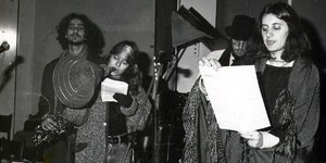 Κροκάνθρωποι σε Κροκ Συμβάν. Από αριστερά : Ο Φριτζάζ, η κοπέλα με το χωνί (αγνώστων στοιχείων), ο Τόλης Βουλτζάτης, και η Σοφία Νοητή. Χειμώνας του 1982-83 στο κλαμπ ΤΑΔΕ ΕΦΗ, Πλάκα