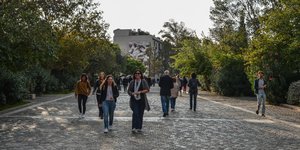 Κόσμος περπατάει στην Αθήνα