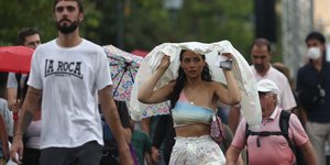 Κόσμος περπατάει στη βροχή