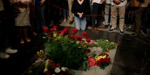 Κόσμος γύρω από τον τάφο του Φράνκο