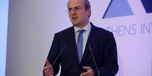 Κωστής Χατζηδάκης ομιλία σε μοβ φόντο