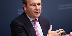 Κωστής Χατζηδάκης ροζ πουά γραβάτα