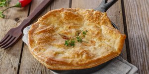 Κοτόπιτα με ζύμη κουρού σε πετσέτα κουζίνας
