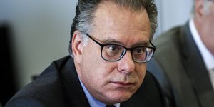 Γιώργος Κουμουτσάκος κοιτάζει τρια τεταρτα 