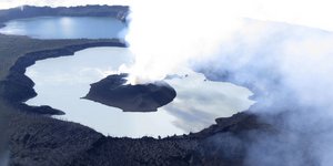 Κρατήρας ηφαιστείου από ψηλά στο αρχιπέλαγος Βανουάτου