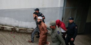 Κρατούμενοι οδηγούνται από αστυνομικούς