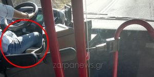 Ο οδηγός καθισμένος σταυροπόδι οδηγεί το λεωφορείο