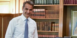 Ο Κυριάκος Μητσοτάκης με λευκό πουκάμισο