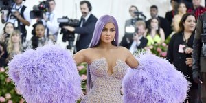Η Κάιλι Τζένερ με μοβ τουαλέτα στο Met Gala 2019