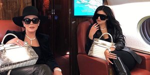 Κάιλι και Κρις Τζένερ με πανάκριβες τσάντες Hermes μέσα σε αεροπλάνο