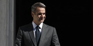 Ο Κυριάκος Μητσοτάκης στην είσοδο του Μαξίμου