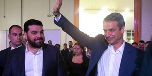 Ο Κυριάκος Μητσοτάκης χαιρετάει τον κόσμο