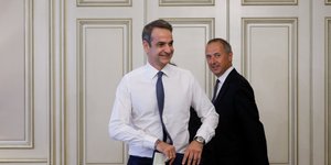 Ο Κυριάκος Μητσοτάκης χαμογελάει