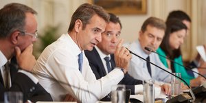Ο Κυριάκος Μητσοτάκης μιλάει στο υπουργικό συμβούλιο