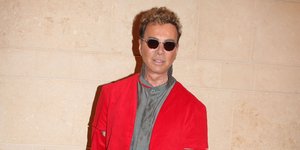 Ο Λάκης Γαβαλάς με κόκκινο σακάκι