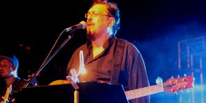 Λαυρέντης Μαχαιρίτσας τραγουδάει με κιθάρα 