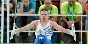 Ο Λευτέρης Πετρούνιας εκτελεί άσκηση στους κρίκους