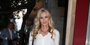 H Λένα Αρώνη με λευκό πουκάμισο και τζιν 