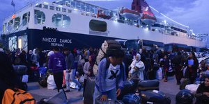 Πρόσφυγες και μετανάστες στο λιμάνι του Πειραιά