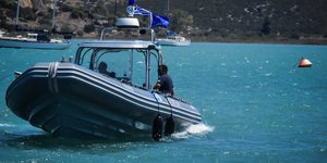 Λιμενικό βαρκα πορτοκαλι σημαδούρα