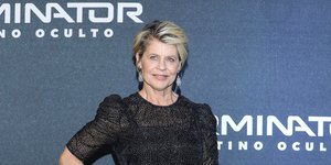 Η Λίντα Χάμιλτον με μαύρο φόρεμα και μπότες