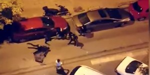 Ανδρες επιτίθενται σε άλλον άνδρα σε δρόμο