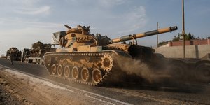 Σκληρό βίντεο: Αψυχα σώματα παντού ανάμεσα στα συντρίμμια στη Συρία