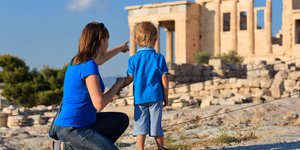 μαμα με παιδι στην ακρόπολη